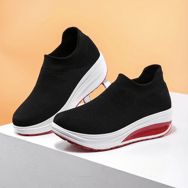 Baskets femme noires à semelle blanche et rouge, style casual confortable pour un usage quotidien.